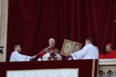 Roma, İtalya 08-05-2025: Yeni papa Aziz Peter Bazilikası 'nın orta balkonunda göründü: Papa 16. Leo, Amerikan Kardinali Robert Francis Prevost, Papa Francis Prevost' un halefi..