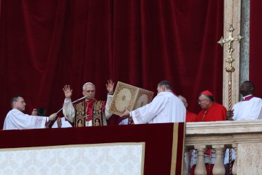 Roma, İtalya 08-05-2025: Yeni papa Aziz Peter Bazilikası 'nın orta balkonunda göründü: Papa 16. Leo, Amerikan Kardinali Robert Francis Prevost, Papa Francis Prevost' un halefi..