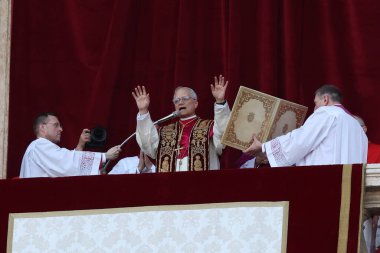 Roma, İtalya 08-05-2025: Yeni papa Aziz Peter Bazilikası 'nın orta balkonunda göründü: Papa 16. Leo, Amerikan Kardinali Robert Francis Prevost, Papa Francis Prevost' un halefi..