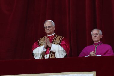 Roma, İtalya 08-05-2025: Yeni papa Aziz Peter Bazilikası 'nın orta balkonunda göründü: Papa 16. Leo, Amerikan Kardinali Robert Francis Prevost, Papa Francis Prevost' un halefi..