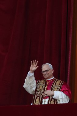 Roma, İtalya 08-05-2025: Yeni papa Aziz Peter Bazilikası 'nın orta balkonunda göründü: Papa 16. Leo, Amerikan Kardinali Robert Francis Prevost, Papa Francis Prevost' un halefi..