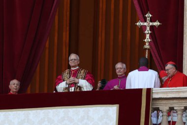 Roma, İtalya 08-05-2025: Yeni papa Aziz Peter Bazilikası 'nın orta balkonunda göründü: Papa 16. Leo, Amerikan Kardinali Robert Francis Prevost, Papa Francis Prevost' un halefi..