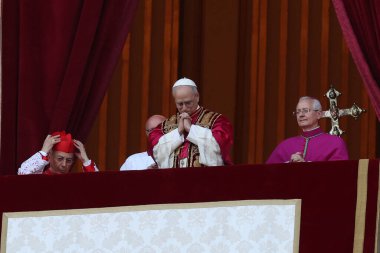 Roma, İtalya 08-05-2025: Yeni papa Aziz Peter Bazilikası 'nın orta balkonunda göründü: Papa 16. Leo, Amerikan Kardinali Robert Francis Prevost, Papa Francis Prevost' un halefi..