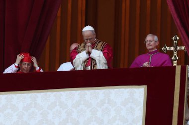 Roma, İtalya 08-05-2025: Yeni papa Aziz Peter Bazilikası 'nın orta balkonunda göründü: Papa 16. Leo, Amerikan Kardinali Robert Francis Prevost, Papa Francis Prevost' un halefi..