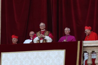 Roma, İtalya 08-05-2025: Yeni papa Aziz Peter Bazilikası 'nın orta balkonunda göründü: Papa 16. Leo, Amerikan Kardinali Robert Francis Prevost, Papa Francis Prevost' un halefi..