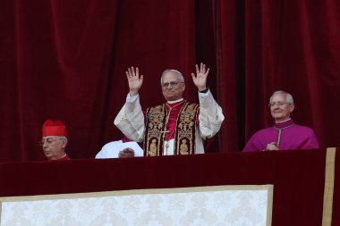 Roma, İtalya 08-05-2025: Yeni papa Aziz Peter Bazilikası 'nın orta balkonunda göründü: Papa 16. Leo, Amerikan Kardinali Robert Francis Prevost, Papa Francis Prevost' un halefi..