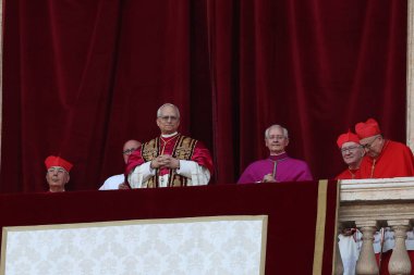 Roma, İtalya 08-05-2025: Yeni papa Aziz Peter Bazilikası 'nın orta balkonunda göründü: Papa 16. Leo, Amerikan Kardinali Robert Francis Prevost, Papa Francis Prevost' un halefi..