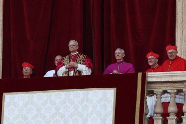 Roma, İtalya 08-05-2025: Yeni papa Aziz Peter Bazilikası 'nın orta balkonunda göründü: Papa 16. Leo, Amerikan Kardinali Robert Francis Prevost, Papa Francis Prevost' un halefi..