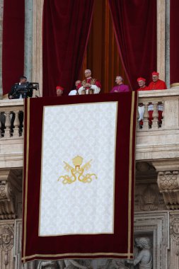 Roma, İtalya 08-05-2025: Yeni papa Aziz Peter Bazilikası 'nın orta balkonunda göründü: Papa 16. Leo, Amerikan Kardinali Robert Francis Prevost, Papa Francis Prevost' un halefi..
