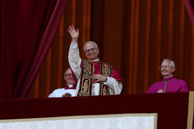 Roma, İtalya 08-05-2025: Yeni papa Aziz Peter Bazilikası 'nın orta balkonunda göründü: Papa 16. Leo, Amerikan Kardinali Robert Francis Prevost, Papa Francis Prevost' un halefi..