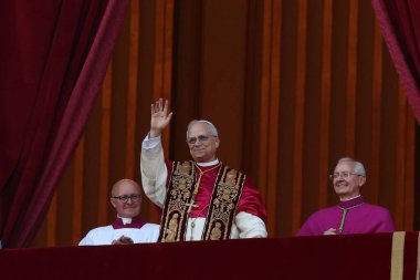 Roma, İtalya 08-05-2025: Yeni papa Aziz Peter Bazilikası 'nın orta balkonunda göründü: Papa 16. Leo, Amerikan Kardinali Robert Francis Prevost, Papa Francis Prevost' un halefi..