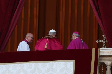 Roma, İtalya 08-05-2025: Yeni papa Aziz Peter Bazilikası 'nın orta balkonunda göründü: Papa 16. Leo, Amerikan Kardinali Robert Francis Prevost, Papa Francis Prevost' un halefi..