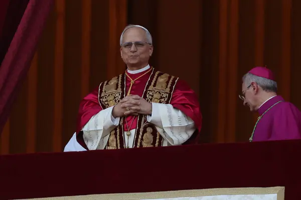 Roma, İtalya 08-05-2025: Yeni papa Aziz Peter Bazilikası 'nın orta balkonunda göründü: Papa 16. Leo, Amerikan Kardinali Robert Francis Prevost, Papa Francis Prevost' un halefi..