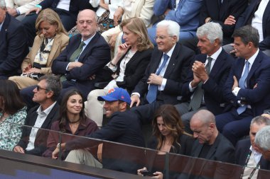 Roma, İtalya 17 Mayıs 2025: İtalya Cumhuriyeti Başkanı Sergio Mattarella, Jasmine Paolini 'nin (ITA) Coco Gauff (ABD) karşısında kazandığı zaferi alkışlıyor.