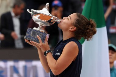 Roma, İtalya 17 Mayıs 2025: Kadınlar tekler final yarışması, Jasmine Paolini (ITA) 5. sırada Coco Gauff 'a (ABD) karşı zaferi kutluyor ve ödülü Internazionali BNL' Italia 2025 WTA Masters 1000 kadın