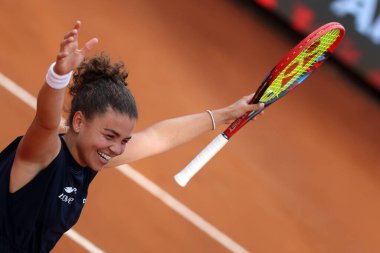 Roma, İtalya 17 Mayıs 2025: Kadınlar tekler final yarışması, Jasmine Paolini (ITA) 5. sırada Coco Gauff 'a (ABD) karşı zaferi kutluyor ve ödülü Internazionali BNL' Italia 2025 WTA Masters 1000 kadın