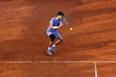 Roma, İtalya 18 Mayıs 2025: Erkekler finali, erkekler tekler, Roma 'da Foro Italico' da düzenlenen Internazionali BNL d 'Italia 2025 ATP Masters 1000' de Jannik Sinner (ITA) ile mücadele eden Carlos Alcaraz (ESP) ile eşleşti..