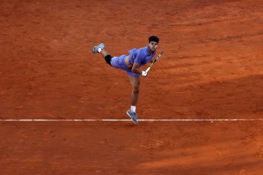 Roma, İtalya 18 Mayıs 2025: Erkekler finali, erkekler tekler, Roma 'da Foro Italico' da düzenlenen Internazionali BNL d 'Italia 2025 ATP Masters 1000' de Jannik Sinner (ITA) ile mücadele eden Carlos Alcaraz (ESP) ile eşleşti..