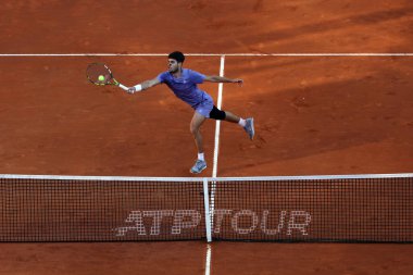 Roma, İtalya 18 Mayıs 2025: Erkekler finali, erkekler tekler, Roma 'da Foro Italico' da düzenlenen Internazionali BNL d 'Italia 2025 ATP Masters 1000' de Jannik Sinner (ITA) ile mücadele eden Carlos Alcaraz (ESP) ile eşleşti..