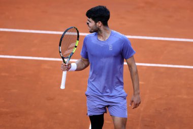 Roma, İtalya 18 Mayıs 2025: Erkekler finali, Carlos Alcaraz (ESP) Roma 'daki Foro Italico' da düzenlenen Internazionali BNL d 'Italia 2025 ATP Masters 1000' de Jannik Sinner 'a karşı kazandığı zaferi kutluyor..