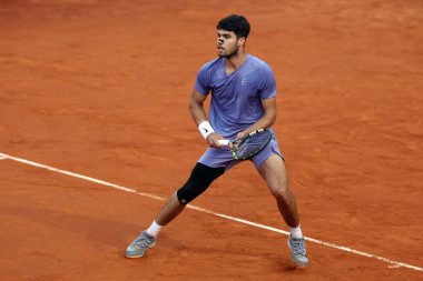 Roma, İtalya 18 Mayıs 2025: Erkekler finali, Carlos Alcaraz (ESP) Roma 'daki Foro Italico' da düzenlenen Internazionali BNL d 'Italia 2025 ATP Masters 1000' de Jannik Sinner 'a karşı kazandığı zaferi kutluyor..