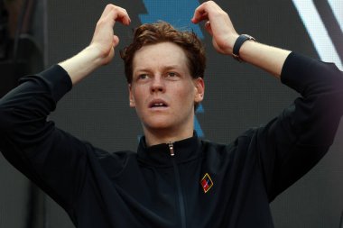 Roma, İtalya 18 Mayıs 2025: Erkekler finali, Jannik Sinner (ITA), Internazionali BNL 'Italia 2025 ATP Masters 1000' de Foro Italico 'da oynanan maçta Carlos Alcaraz' a (ESP) karşı yenilmesinin ardından hayal kırıklığına uğradı..