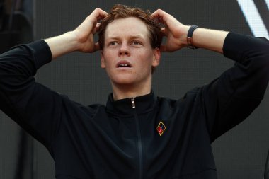 Roma, İtalya 18 Mayıs 2025: Erkekler finali, Jannik Sinner (ITA), Internazionali BNL 'Italia 2025 ATP Masters 1000' de Foro Italico 'da oynanan maçta Carlos Alcaraz' a (ESP) karşı yenilmesinin ardından hayal kırıklığına uğradı..