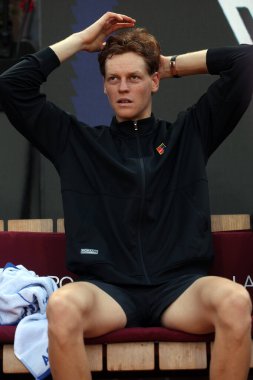 Roma, İtalya 18 Mayıs 2025: Erkekler finali, Jannik Sinner (ITA), Internazionali BNL 'Italia 2025 ATP Masters 1000' de Foro Italico 'da oynanan maçta Carlos Alcaraz' a (ESP) karşı yenilmesinin ardından hayal kırıklığına uğradı..