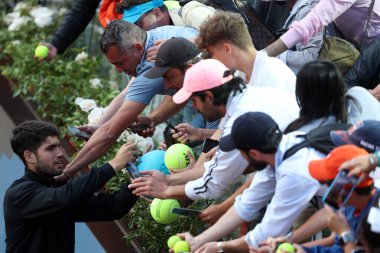 Roma, İtalya 18 Mayıs 2025: Erkekler finali, erkekler tekler, Roma 'da Foro Italico' da düzenlenen Internazionali BNL d 'Italia 2025 ATP Masters 1000' de Carlos Alcaraz (ESP) karşısında Jannik Sinner (ITA) ile eşleşti..