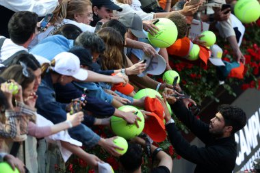 Roma, İtalya 18 Mayıs 2025: Erkekler finali, erkekler tekler, Roma 'da Foro Italico' da düzenlenen Internazionali BNL d 'Italia 2025 ATP Masters 1000' de Carlos Alcaraz (ESP) karşısında Jannik Sinner (ITA) ile eşleşti..