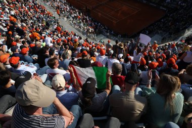 Roma, İtalya 18 Mayıs 2025: Foro Italico 'daki Internazionali BNL d' Italia 2025 ATP Masters 1000 'de oynanan final karşılaşmasını binlerce taraftar izlemek üzere tribünlerde Jannik Sinner (ITA) ile Carlos Alcaraz (ESP) karşılaşacak..