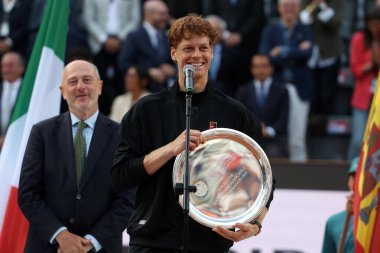 Roma, İtalya 18 Mayıs 2025: Erkekler finali, Jannik Sinner (ITA) Foro Italico 'daki Internazionali BNL d' Italia 2025 ATP Masters 's 1000' de Carlos Alcaraz (ESP) ile oynanan müsabaka sonrasında düzenlenen ödül töreninde.