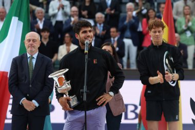 Roma, İtalya 18 Mayıs 2025: Carlos Alcaraz 'a (ESP) karşı erkekler final, bekarlık, final Jannik Sinner (ITA), Internazionali BNL d' Italia 2025 'de Jannik Sinner (ITA) ile oynanan karşılaşma sonrasında ödül töreninde kazandığı zaferi kutluyor.