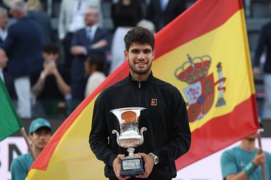 Roma, İtalya 18 Mayıs 2025: Carlos Alcaraz 'a (ESP) karşı erkekler final, bekarlık, final Jannik Sinner (ITA), Internazionali BNL d' Italia 2025 'de Jannik Sinner (ITA) ile oynanan karşılaşma sonrasında ödül töreninde kazandığı zaferi kutluyor.