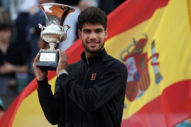 Roma, İtalya 18 Mayıs 2025: Carlos Alcaraz 'a (ESP) karşı erkekler final, bekarlık, final Jannik Sinner (ITA), Internazionali BNL d' Italia 2025 'de Jannik Sinner (ITA) ile oynanan karşılaşma sonrasında ödül töreninde kazandığı zaferi kutluyor.