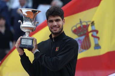 Roma, İtalya 18 Mayıs 2025: Carlos Alcaraz 'a (ESP) karşı erkekler final, bekarlık, final Jannik Sinner (ITA), Internazionali BNL d' Italia 2025 'de Jannik Sinner (ITA) ile oynanan karşılaşma sonrasında ödül töreninde kazandığı zaferi kutluyor.