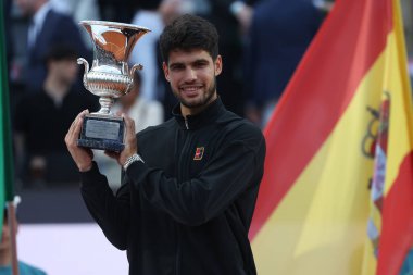 Roma, İtalya 18 Mayıs 2025: Carlos Alcaraz 'a (ESP) karşı erkekler final, bekarlık, final Jannik Sinner (ITA), Internazionali BNL d' Italia 2025 'de Jannik Sinner (ITA) ile oynanan karşılaşma sonrasında ödül töreninde kazandığı zaferi kutluyor.
