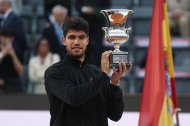 Roma, İtalya 18 Mayıs 2025: Carlos Alcaraz 'a (ESP) karşı erkekler final, bekarlık, final Jannik Sinner (ITA), Internazionali BNL d' Italia 2025 'de Jannik Sinner (ITA) ile oynanan karşılaşma sonrasında ödül töreninde kazandığı zaferi kutluyor.
