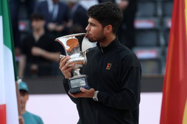 Roma, İtalya 18 Mayıs 2025: Carlos Alcaraz 'a (ESP) karşı erkekler final, bekarlık, final Jannik Sinner (ITA), Internazionali BNL d' Italia 2025 'de Jannik Sinner (ITA) ile oynanan karşılaşma sonrasında ödül töreninde kazandığı zaferi kutluyor.