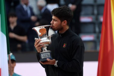 Roma, İtalya 18 Mayıs 2025: Carlos Alcaraz 'a (ESP) karşı erkekler final, bekarlık, final Jannik Sinner (ITA), Internazionali BNL d' Italia 2025 'de Jannik Sinner (ITA) ile oynanan karşılaşma sonrasında ödül töreninde kazandığı zaferi kutluyor.