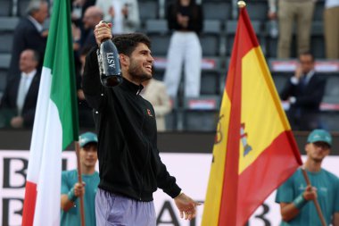 Roma, İtalya 18 Mayıs 2025: Carlos Alcaraz 'a (ESP) karşı erkekler final, bekarlık, final Jannik Sinner (ITA), Internazionali BNL d' Italia 2025 'de Jannik Sinner (ITA) ile oynanan karşılaşma sonrasında ödül töreninde kazandığı zaferi kutluyor.