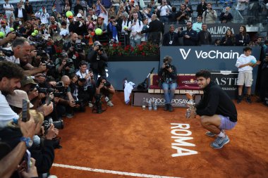 Roma, İtalya 18 Mayıs 2025: Carlos Alcaraz 'a (ESP) karşı erkekler final, bekarlık, final Jannik Sinner (ITA), Internazionali BNL d' Italia 2025 'de Jannik Sinner (ITA) ile oynanan karşılaşma sonrasında ödül töreninde kazandığı zaferi kutluyor.