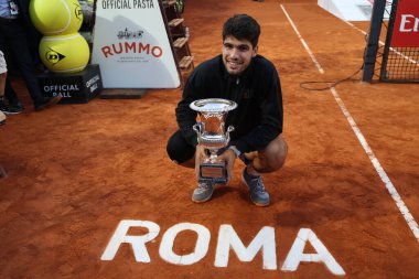 Roma, İtalya 18 Mayıs 2025: Carlos Alcaraz 'a (ESP) karşı erkekler final, bekarlık, final Jannik Sinner (ITA), Internazionali BNL d' Italia 2025 'de Jannik Sinner (ITA) ile oynanan karşılaşma sonrasında ödül töreninde kazandığı zaferi kutluyor.