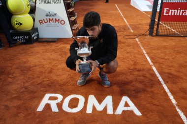 Roma, İtalya 18 Mayıs 2025: Carlos Alcaraz 'a (ESP) karşı erkekler final, bekarlık, final Jannik Sinner (ITA), Internazionali BNL d' Italia 2025 'de Jannik Sinner (ITA) ile oynanan karşılaşma sonrasında ödül töreninde kazandığı zaferi kutluyor.