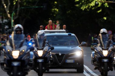 Roma, İtalya 18 Mayıs 2025: Papa XIV. Leo papaya gelir ve yol boyunca inançlıları selamlar. Papa 16. Leo, Robert Francis Prevost, Roma 'daki Santa Maria Maggiore Bazilikasını ziyaret etti..