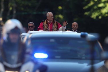Roma, İtalya 18 Mayıs 2025: Papa XIV. Leo papaya gelir ve yol boyunca inançlıları selamlar. Papa 16. Leo, Robert Francis Prevost, Roma 'daki Santa Maria Maggiore Bazilikasını ziyaret etti..