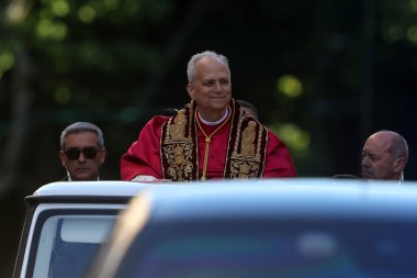 Roma, İtalya 18 Mayıs 2025: Papa XIV. Leo papaya gelir ve yol boyunca inançlıları selamlar. Papa 16. Leo, Robert Francis Prevost, Roma 'daki Santa Maria Maggiore Bazilikasını ziyaret etti..