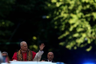 Roma, İtalya 18 Mayıs 2025: Papa XIV. Leo papaya gelir ve yol boyunca inançlıları selamlar. Papa 16. Leo, Robert Francis Prevost, Roma 'daki Santa Maria Maggiore Bazilikasını ziyaret etti..