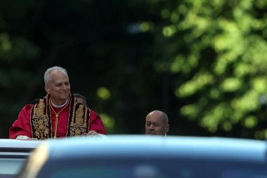 Roma, İtalya 18 Mayıs 2025: Papa XIV. Leo papaya gelir ve yol boyunca inançlıları selamlar. Papa 16. Leo, Robert Francis Prevost, Roma 'daki Santa Maria Maggiore Bazilikasını ziyaret etti..