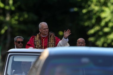 Roma, İtalya 18 Mayıs 2025: Papa XIV. Leo papaya gelir ve yol boyunca inançlıları selamlar. Papa 16. Leo, Robert Francis Prevost, Roma 'daki Santa Maria Maggiore Bazilikasını ziyaret etti..